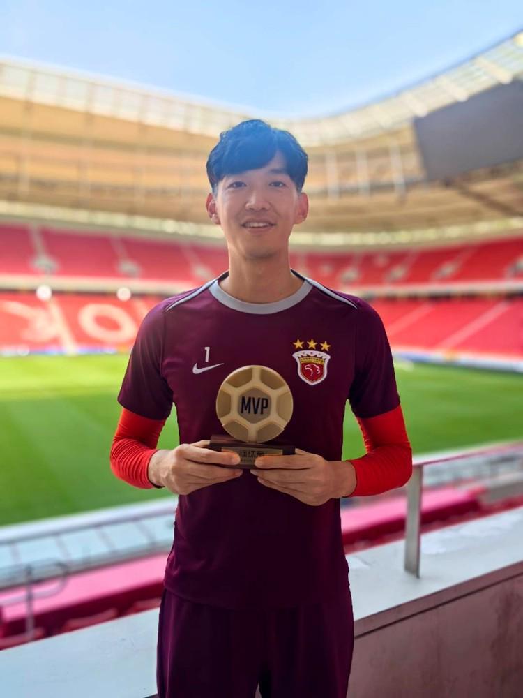 懂球帝中超MVP丨颜骏凌:范德萨34岁去曼联,我也想在34岁再成功