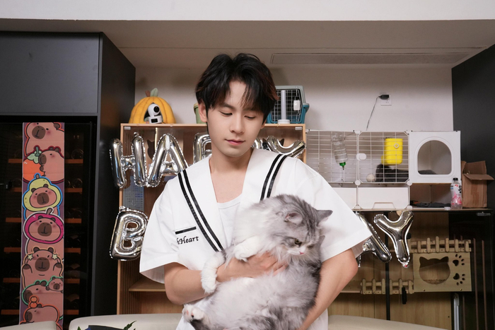 父女合照萌态十足，无畏迎光向前